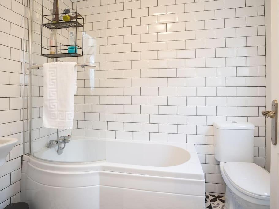 Cozy Townhouse, Walking Distance To Belfast City Exterior foto